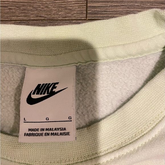 Nike Sweatshirt Youth L Green Crewneck Athleisure boys girls large swoosh soft​ - Picture 3 of 3